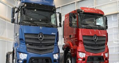 Mercedes-Benz amplia portfólio do Axor e lança cavalos mecânicos com suspensão traseira pneumática e versão plataforma do modelo 2038